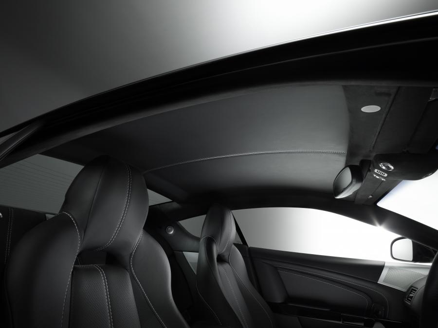 Детали интерьера Aston Martin DB9 Carbon Black 2010 года  (фото 3 из 8)